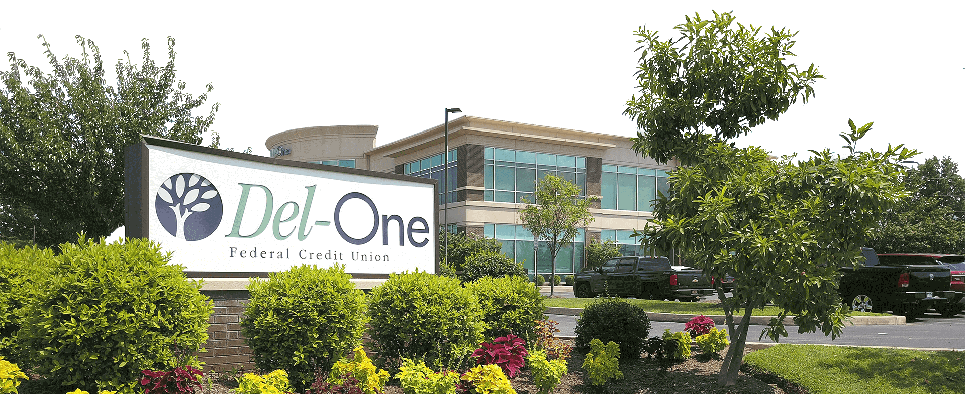 Image of an outdoor banner of Del-One FCU Imagen de una pancarta exterior de Del-One FCU